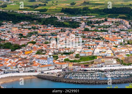 Vista sulla città del centro storico, spiaggia pubblica chiamata Praia de Angra do Heroismo e Chiesa di Igreja da Misericordia dal Monte Brasil, ad Angra do Heroismo, Isola di Terceira, Azzorre, Portogallo. Foto Stock