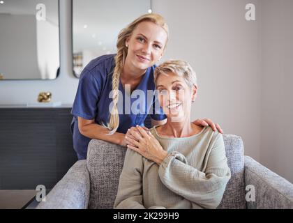 Ritratto di donna anziana con infermiera, legame durante il controllo a casa assistita. Sorridere, sostenere e felice paziente maturo rilassarsi e godersi il tempo Foto Stock