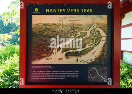 NANTES, FRANCIA -10 AGO 2022- Vista del giardino giapponese sull'isola Ile de Versailles sul fiume Erdre a Nantes, Francia. Foto Stock