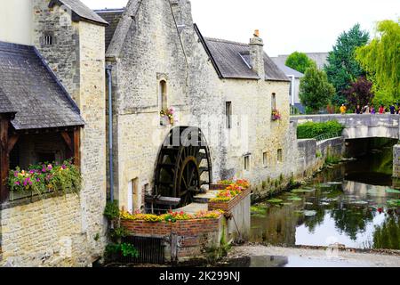 Mulino ad acqua sul fiume Aure a Bayeux, Normandia, Francia Foto Stock