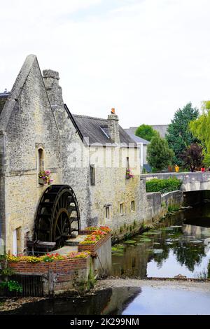 Mulino ad acqua sul fiume Aure a Bayeux, Normandia, Francia Foto Stock