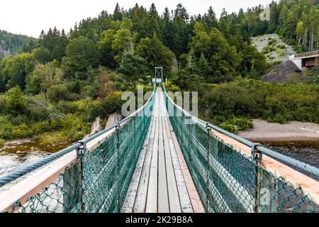 Vista sul ponte sospeso del fiume Big Salmon nel parco nazionale canadese di Fundy Foto Stock