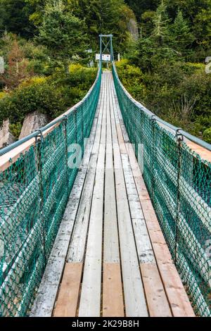 Vista sul ponte sospeso del fiume Big Salmon nel parco nazionale canadese di Fundy Foto Stock