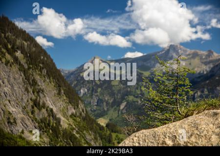 Kandersteg - splendida meta di vacanza nelle Alpi svizzere, in Svizzera. Coppia su una bella via ferrata Foto Stock