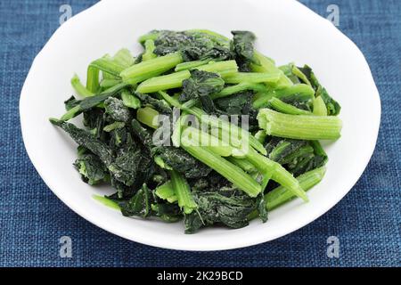 primo piano di spinaci congelati in un piatto sul tavolo Foto Stock