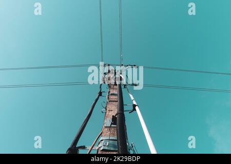 Guardando in alto dal fondo di un pilone di elettricità Foto Stock