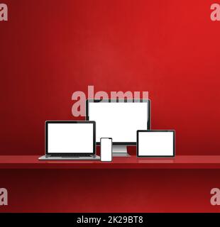 Computer, computer portatile, telefono cellulare e tablet PC digitale. sfondo rosso dello scaffale Foto Stock
