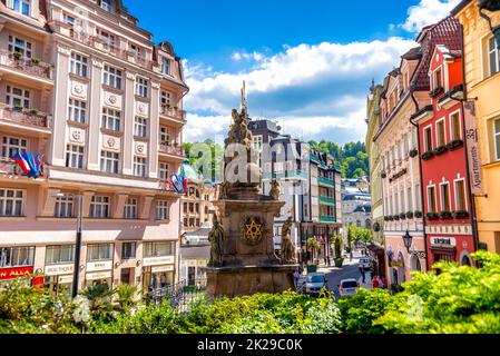 KARLOVY VARY, REPUBBLICA CECA - 26 MAGGIO 2017: Colonna con la scultura della Santissima Trinità Foto Stock