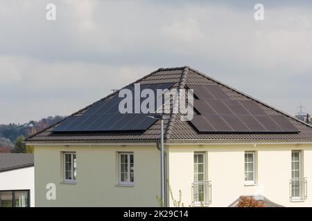Sul tetto della casa con celle solari Foto Stock