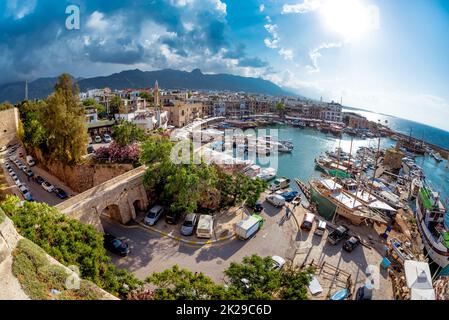 Porto storico e la città vecchia di Kyrenia (Girne) sulla costa settentrionale di Cipro Foto Stock