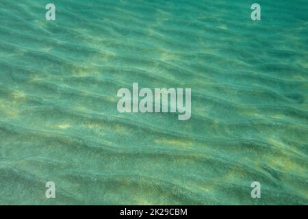 Fondo del mare foto subacquee, 'dunes' in sabbia illuminata dalla luce del sole. Abstract sfondo marino. Foto Stock