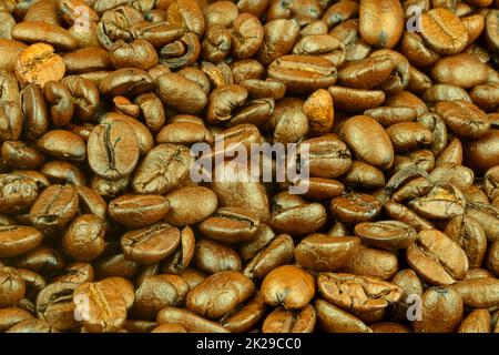 Macrofone di chicchi di caffè tostati. Struttura naturale. Grana di fondo caffè arrosto. Caffè arabo arrosto - ingrediente della bevanda calda. Chicchi di caffè marroni per lo sfondo e la consistenza Foto Stock