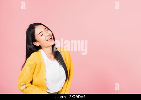 donna in piedi vincendo e sorpreso eccitato urlando ridere Foto Stock