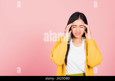 donna triste stanco sforzo faccia che tiene la testa da mani Foto Stock