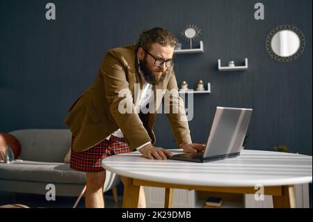 Esperto esperto di nerd intelligente concentrato che lavora online Foto Stock