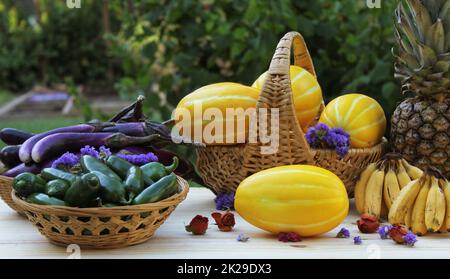 Frutta e verdura fresca in vendita presso il mercato agricolo banane e banane in miniatura Foto Stock