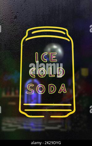 Neon Ice Cold Cola Sign in Rainy Wet Window Foto Stock