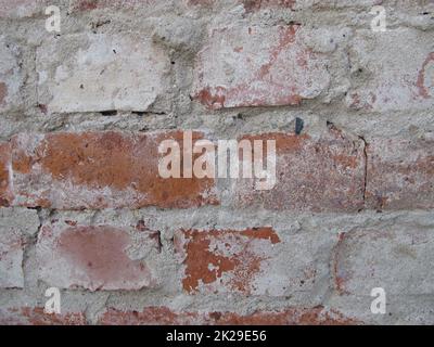 Muratura in mattoni liberata da intonaco, casa senza intonaco muro di mattoni senza parete intonacatura Foto Stock