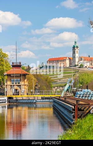 Horin lock e Castello di Melnik, fiume Moldava, Repubblica Ceca Foto Stock