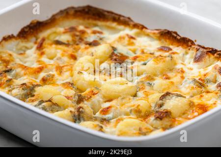 gnocchi al forno con formaggio blu Foto Stock