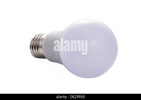 Una lampada LED bianca con base E27 giace su uno sfondo bianco isolato Foto Stock