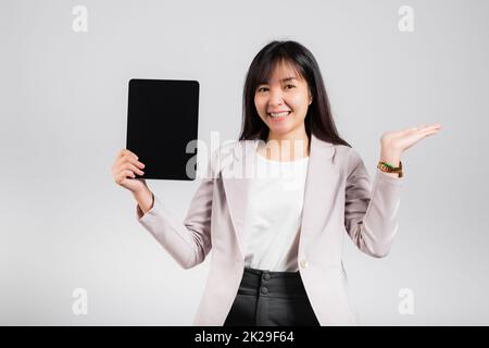 Felice femmina mostra uno schermo vuoto del PC tablet digitale e presentare il prodotto con palmo di mano a vuoto Foto Stock