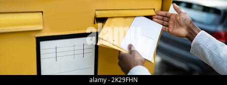 Lettera in busta o documento in mailbox Foto Stock