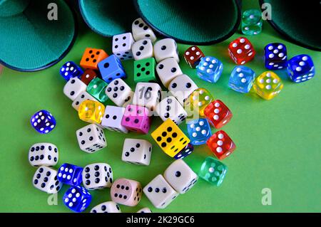 Dices sulla tabella come sfondo...... Foto Stock