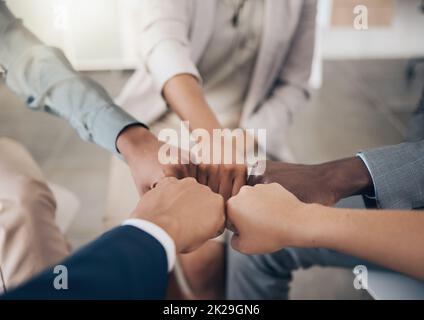 Lavoro di squadra, diversità mani e fiducia con le persone di affari con il pugno insieme per la collaborazione, il supporto e la motivazione. Primo piano del gruppo multietnico Foto Stock