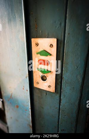 Primo piano dei pulsanti di un ascensore d'epoca. Foto Stock