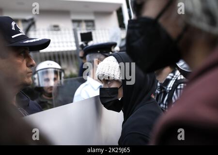 Atene, Grecia. 22nd Set, 2022. La polizia greca che si trova di fronte all'ambasciata iraniana di Atene cerca di impedire ai manifestanti di mettere una bandiera fuori dall'ambasciata durante la manifestazione. In occasione della morte di Mahsa Amini, una donna curda di 22 anni, in una stazione di polizia di Teheran, manifestarono ad Atene manifestanti solidali con il popolo iraniano e contro il governo iraniano. Credit: SOPA Images Limited/Alamy Live News Foto Stock