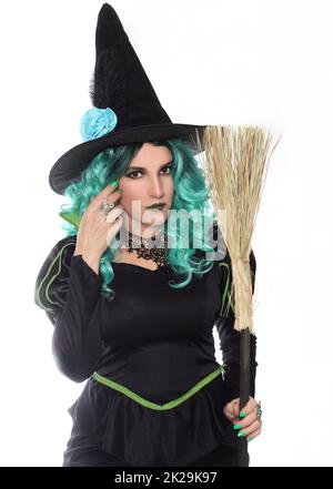 Strega con capelli verdi e Sbiera su sfondo bianco Foto Stock