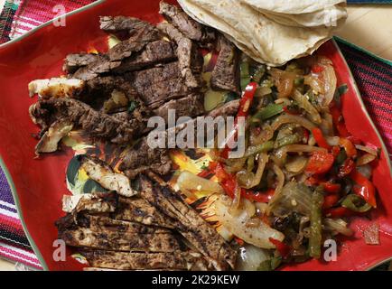 Primo piano pasto di manzo e pollo Fajita Takeout Foto Stock