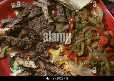 Primo piano pasto di manzo e pollo Fajita Takeout Foto Stock