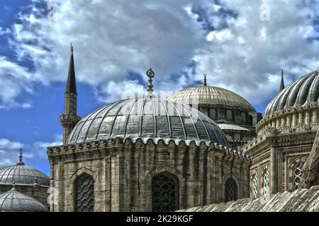 Istanbul moschea tetto alto cielo blu esagonale con nuvole Foto Stock