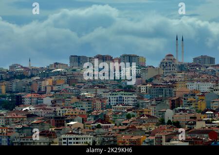 vista panoramica su istanbul zona residenziale cielo nuvoloso senza sole densa popolazione Foto Stock