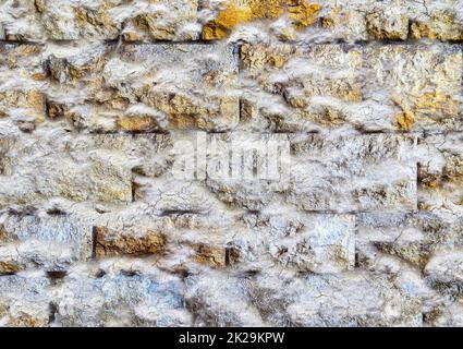 Vista dettagliata da vicino su pareti in mattoni molto vecchie e intemperie con crepe Foto Stock