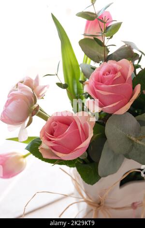 Bel bouquet di fiori di primavera di colore rosa Foto Stock