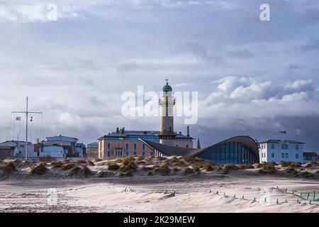 Faro sulla riva del Mar Baltico a Warnemuende, Germania Foto Stock