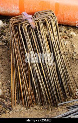 L'acciaio strutturale è stato scaricato in un cantiere utilizzando un'imbracatura di sollevamento Foto Stock