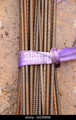 L'acciaio strutturale è stato scaricato in un cantiere utilizzando un'imbracatura di sollevamento Foto Stock