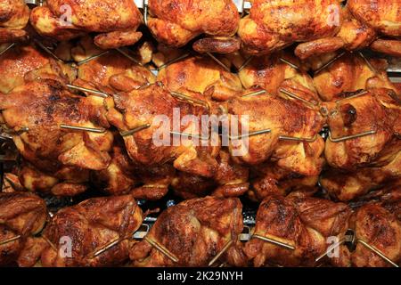 Arrostimento di polli a Rotisserie in Germania. Europa Foto Stock