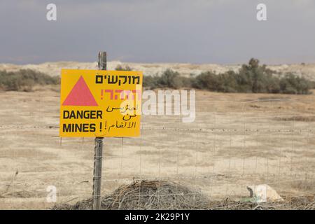 Segnale di avvertimento per i campi minati alle alture del Golan tra Siria e Israele Foto Stock