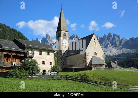 Chiesa di Santa Maddalena in Valle di Villnoss con i Monti Odle. Alto Adige. Italia Foto Stock