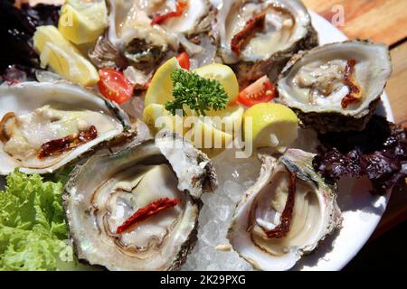 Oyster fresco con limone su un piatto. Sudafrica Foto Stock