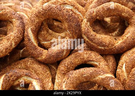 Bagel turco il pane chiamato Simit a Istanbul. Turchia Foto Stock