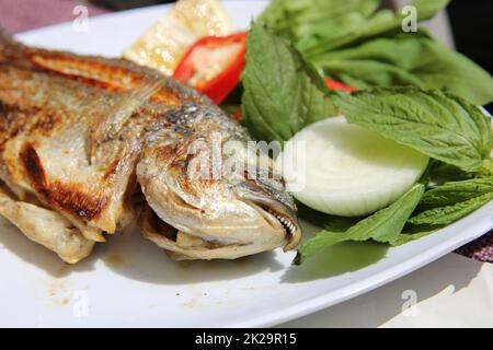 Orata di mare sulla griglia al mercato del pesce di Istanbul. Turchia Foto Stock