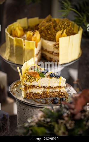 Fetta di torta di noci a strati Foto Stock