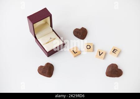 Piccolo cuore a forma di scatola di caramelle accanto a fake