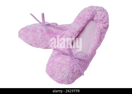 Pantofole isolate. Primo piano di un paio di ciabatte in spugna rosa calde e morbide, isolate su sfondo bianco. Scarpe da donna. Foto Stock